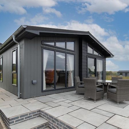 Ael-Y-Bryn - Luxury Lodge, Hot Tub, Three En-Suite Bedrooms Penally Exterior photo