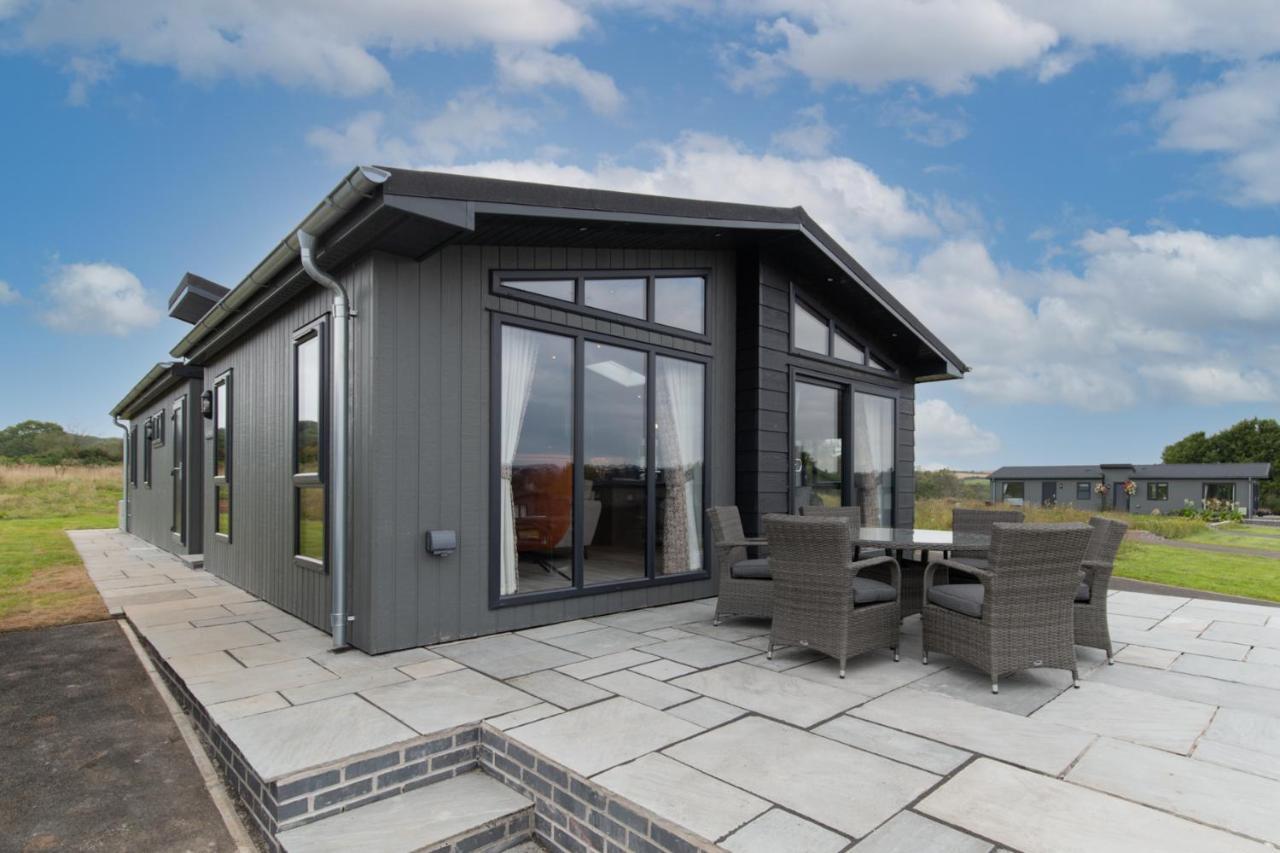 Ael-Y-Bryn - Luxury Lodge, Hot Tub, Three En-Suite Bedrooms Penally Exterior photo