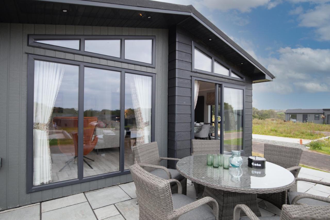 Ael-Y-Bryn - Luxury Lodge, Hot Tub, Three En-Suite Bedrooms Penally Exterior photo